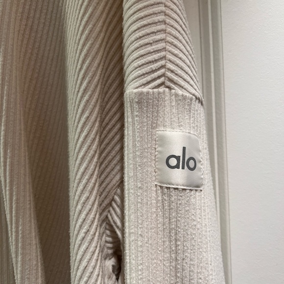 Alo Yoga Muse Cropped Sweatshirt - Picture 2 of 3